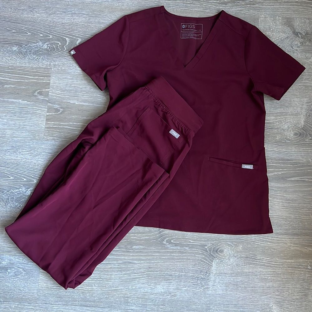 Figs Casma Three-Pocket Scrub set in burgundy